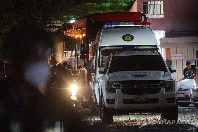 캄보디아 이민청서 공항으로 이송되는 한국인 구금자들