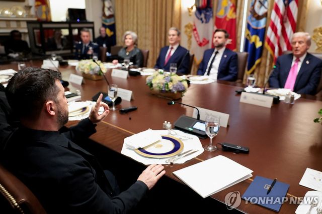 백악관서 만난 트럼프와 젤렌스키