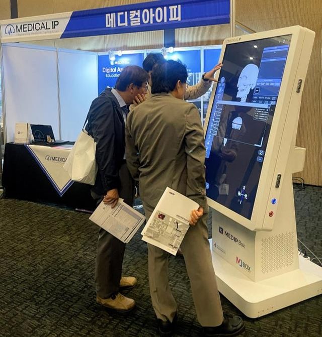 메디컬아이피 부스에서 교수진이 메딥박스 신규 임상 연계 콘텐츠를 체험하는 사진