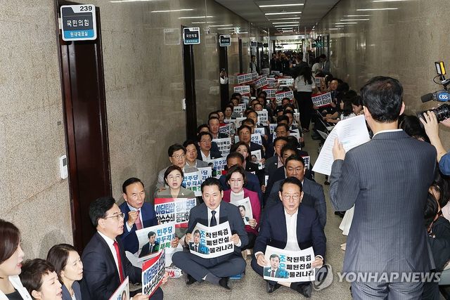 원내대표실 앞 복도에서 속개된 국민의힘 긴급 의원총회