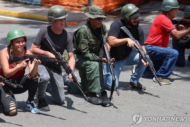 지난 9월 20일 베네수엘라 카라카스에서 베네수엘라 군대 '볼리바르 국가 무장군'(FANB)이 실시한 군사훈련 중 참가자들이 무기를 겨누고 있다.[EPA=연합뉴스. 재판매 및 DB 금지]