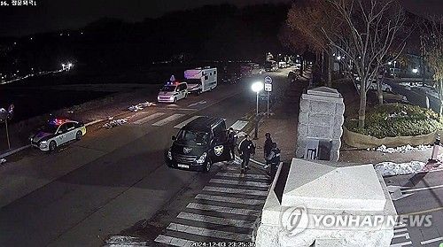 12·3 비상계엄 선포 당시 중앙선거관리위원회에 투입된 경찰관들이 폐쇄회로(CC)TV에 담긴 모습 [더불어민주당 윤건영 의원실 제공. 재판매 및 DB 금지]