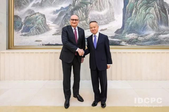 류하이싱 중국 대외연락부장과 이고르 모르굴로프 주중 러시아대사 회견