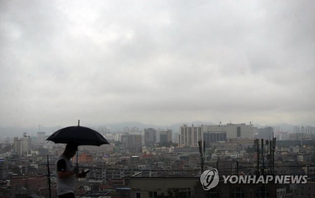 흐린 하늘과 비