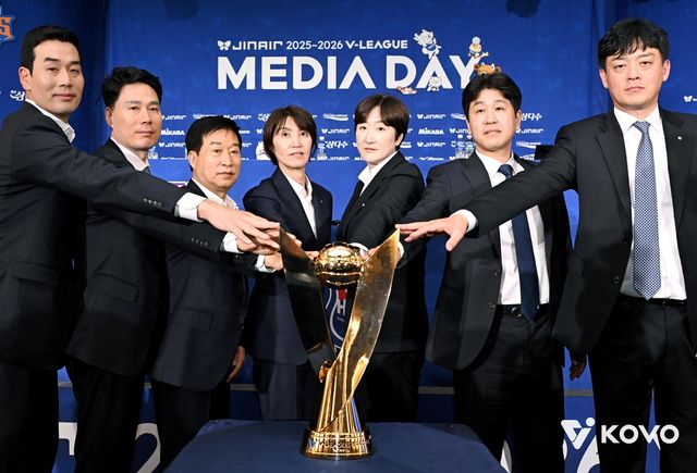 감독들과 함께한 김호철 기업은행 감독(왼쪽에서 3번째)