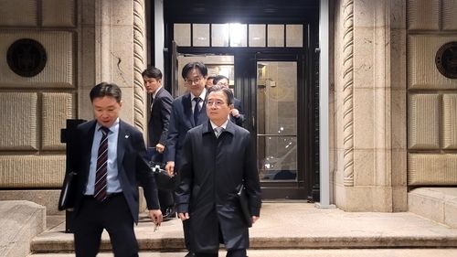 한미협상후 미 상무부 청사 떠나는 김용범