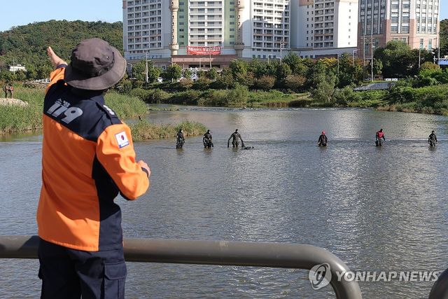 중랑천 수색하는 소방당국