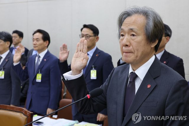 선서하는 정기석 국민건강보험공단 이사장