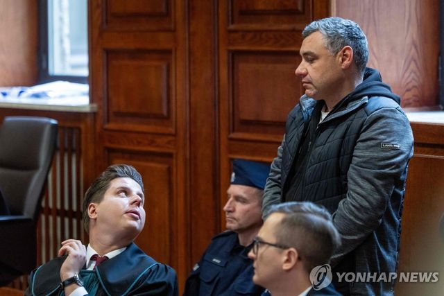 법원 출석한 노르트스트림 폭파 용의자 볼로디미르 주라울레우(오른쪽)
