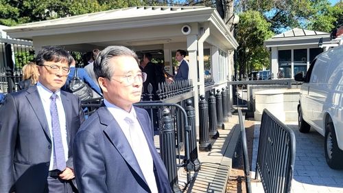 한미조선협력 논의 후 백악관 나서는 김용범