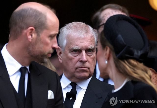 앤드루 왕자(가운데)