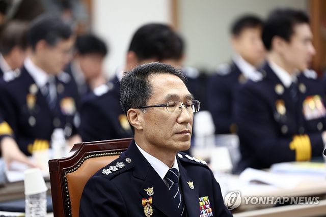 생각에 잠겨 있는 유재성 경찰청장 직무대행