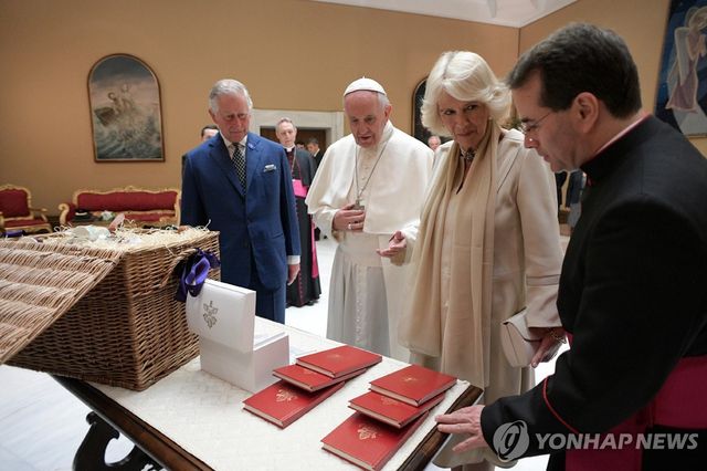 2017년 왕세자 시절 교황청을 방문한 찰스 3세와 전임 프란치스코 교황