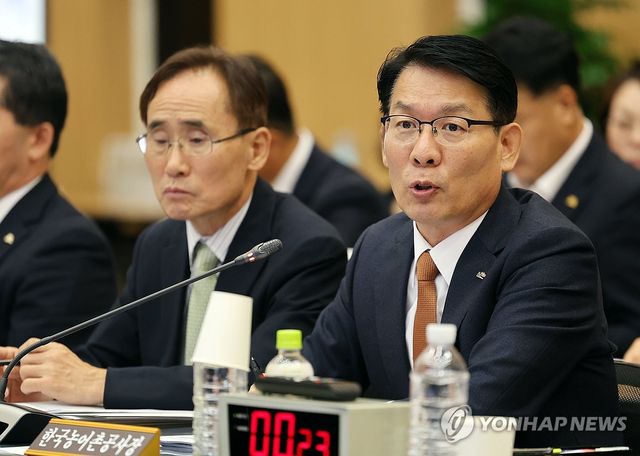 답변하는 김인중 한국농어촌공사 사장