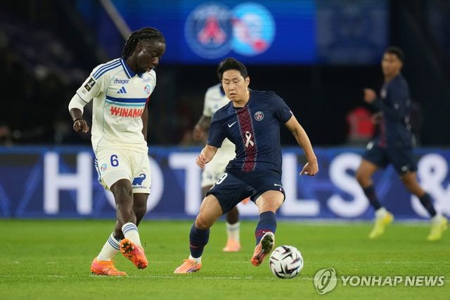 경합하는 PSG 이강인(오른쪽).