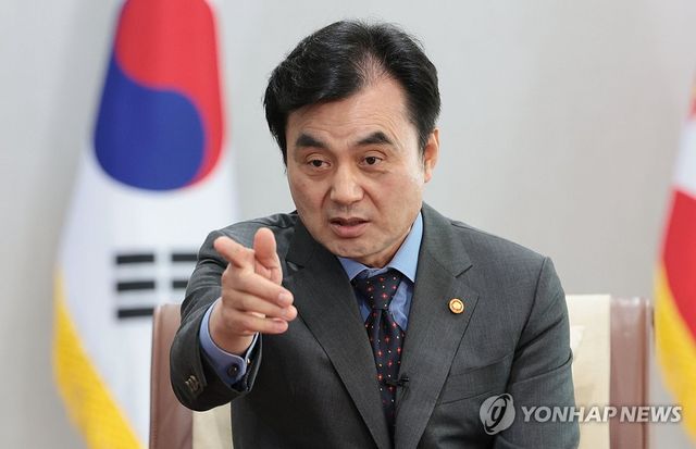 인터뷰하는 안규백 장관