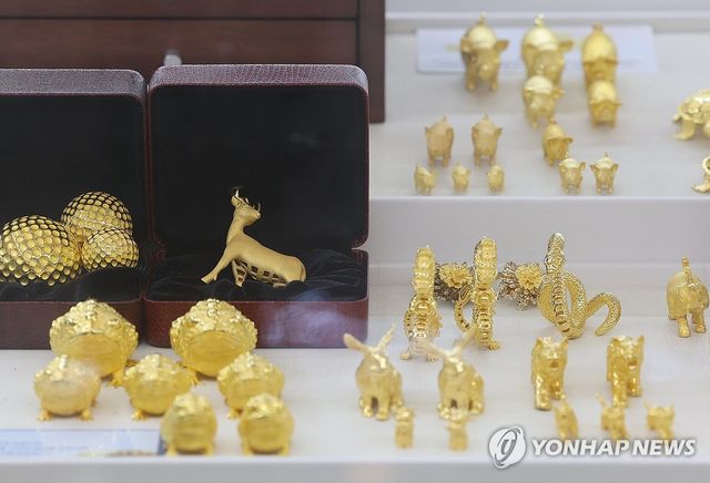 서울 종로구 한국금거래소에 진열된 금 제품. [연합뉴스 자료사진]