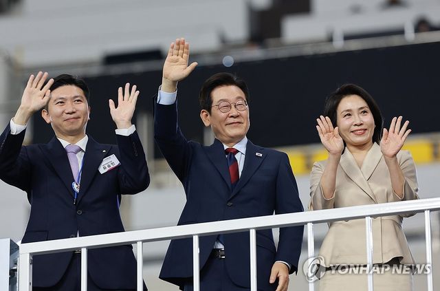 선수단 향해 손 흔드는 이재명 대통령 부부