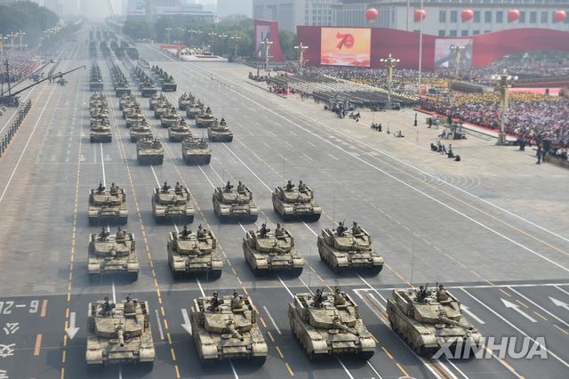 중국 전승절 80주년 열병식에서 행진하는 전차들