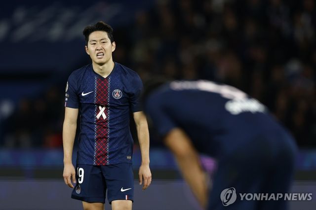 아쉬워하는 PSG 이강인. 