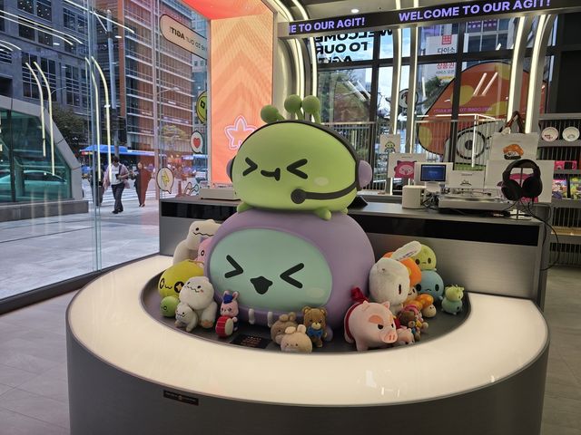 넥슨이 서울 강남역에 연 PC방 '메이플 아지트'