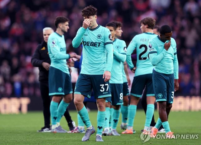 경기 마치고 아쉬워하는 울버햄프턴 선수들
