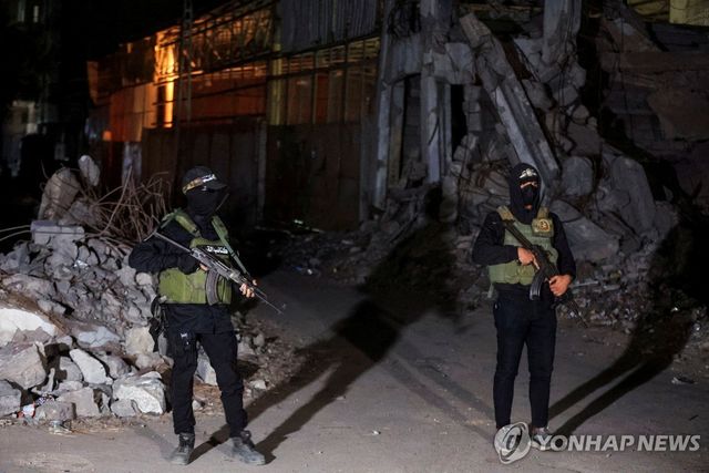 지난 15일(현지시간) 가자지구의 하마스 무장대원들