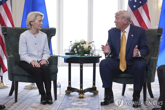 우르줄라 폰 데어라이엔 유럽연합 집행위원장과 도널드 트럼프 미국 대통령 [AP 연합뉴스 자료사진. 재판매 및 DB 금지]