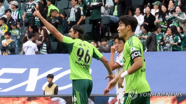 '골' 환호하는 콤파뇨