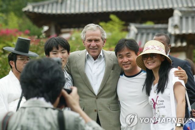 "부시와 함께.."