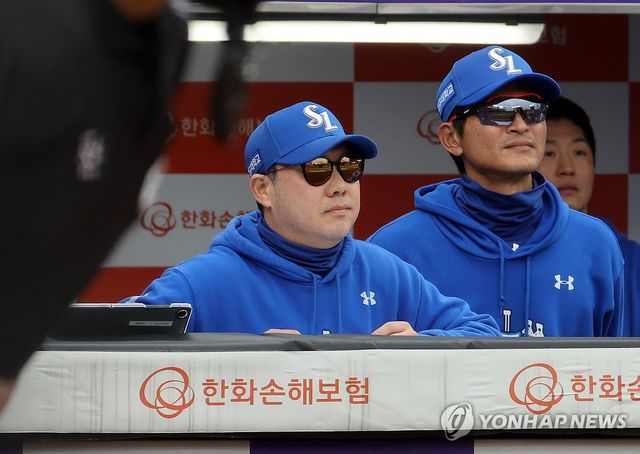 선수들 바라보는 박진만 감독