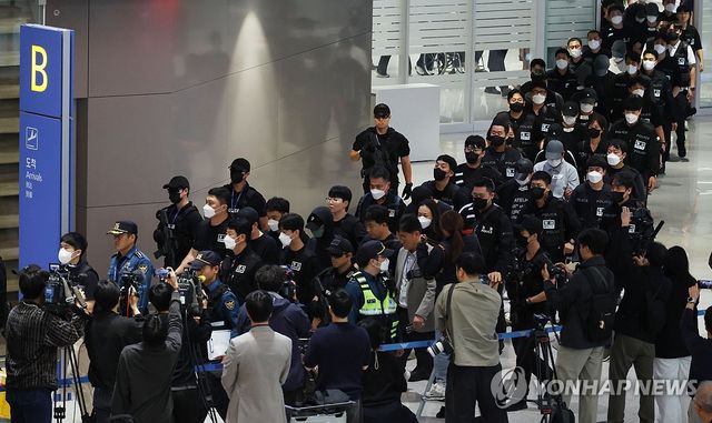 캄보디아에서 인천공항으로 호송된 한국인 구금자들