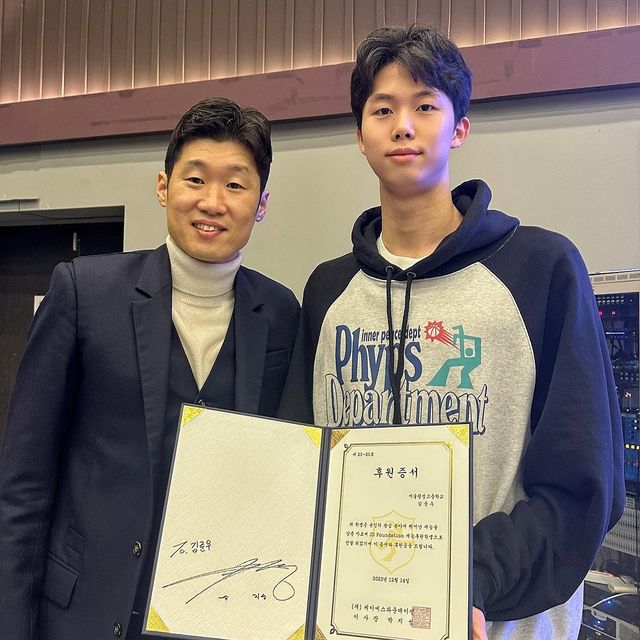 한국 수영 유망주 김준우(오른쪽)와 '축구 레전드' 박지성