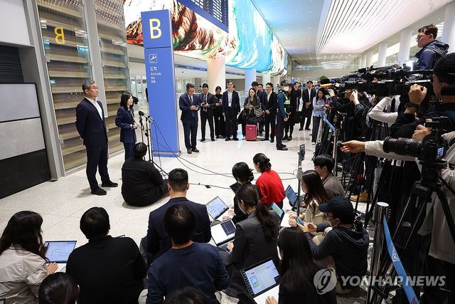 기자회견 진행하는 박성주 국수본부장과 김진아 차관