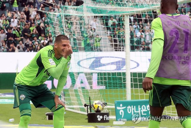 티아고, 팬들 향해 손하트