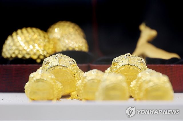 서울 종로구 한국금거래소 종로본점에 전시된 금 상품