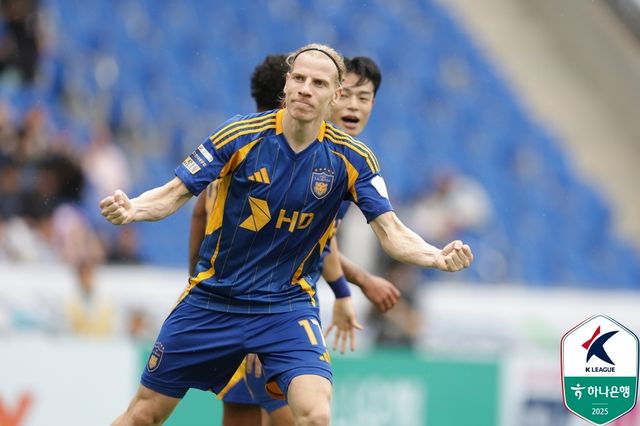 골 세리머니 하는 울산 루빅손.