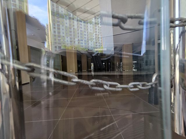 텅 비어 있는 프린스 그룹 본사 건물 내부