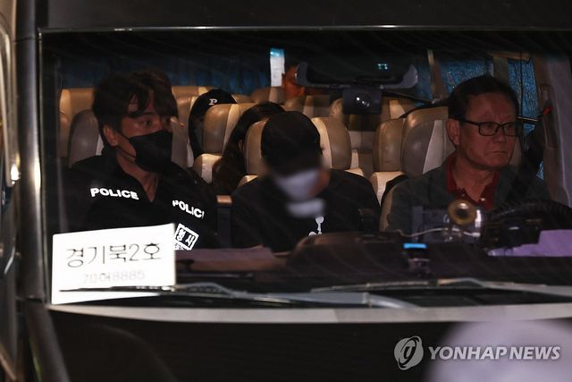 호송차 탄 캄보디아 송환 한국인 구금자들