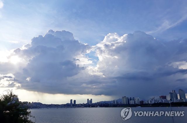 한강 위 구름