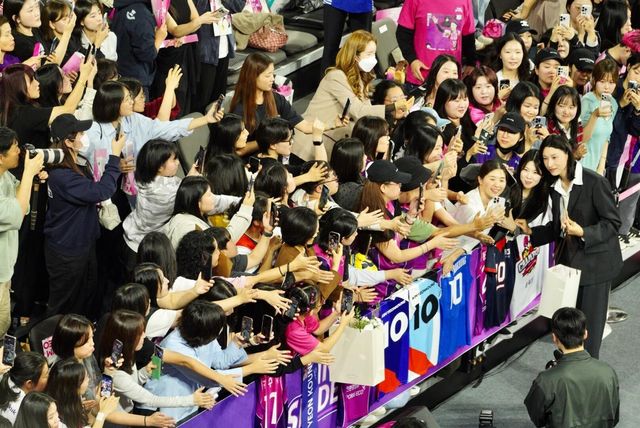 팬들과 작별 인사는 김연경(맨 오른쪽)