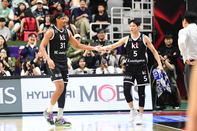 kt의 김선형(오른쪽)과 아이재아 힉스