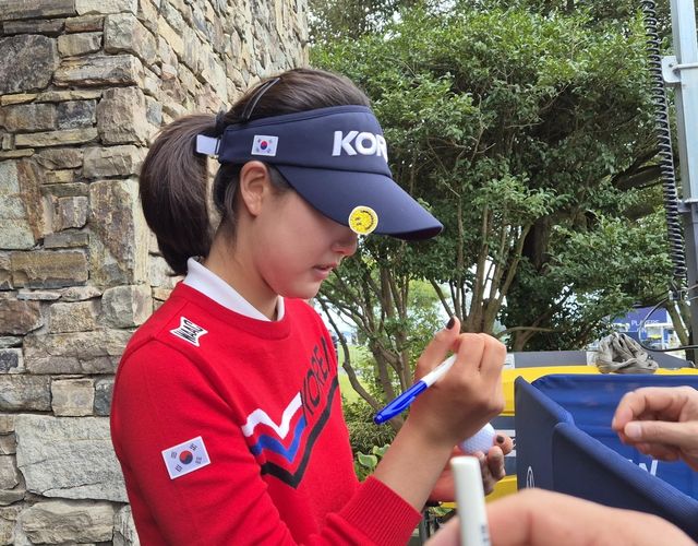 사인해주는 여고생 골퍼 오수민