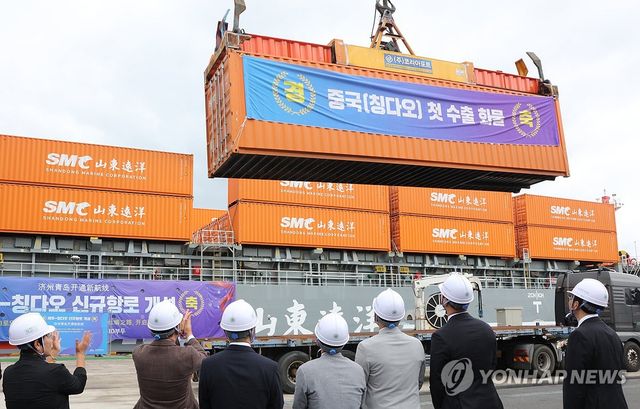 중국 칭다오로 가는 첫 수출 화물 선적