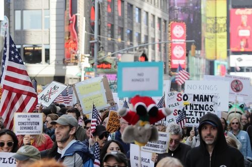 뉴욕 맨해튼 '노 킹스' 시위 참가자들