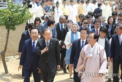 2016년 안동 하회마을 찾은 반기문 당시 유엔 사무총장