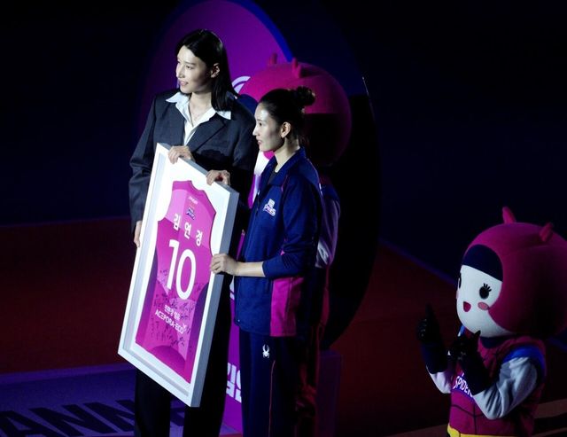 김수지로부터 기념 액자 선물받은 김연경(왼쪽)