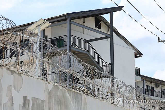 높은 외벽과 철조망으로 둘러싸인 태자단지