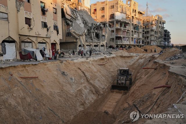 가자지구서 인질 시신 찾는 하마스