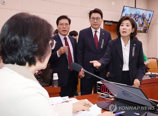 법사위, 갈등 계속